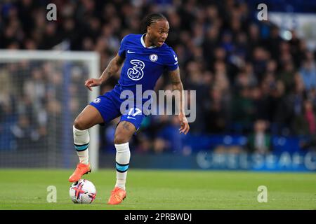 London, Großbritannien. 26. April 2023. Raheem Sterling von Chelsea auf dem Ball während des Premier League-Spiels zwischen Chelsea und Brentford auf der Stamford Bridge, London, England am 26. April 2023. Foto von Carlton Myrie. Nur redaktionelle Verwendung, Lizenz für kommerzielle Verwendung erforderlich. Keine Verwendung bei Wetten, Spielen oder Veröffentlichungen von Clubs/Ligen/Spielern. Kredit: UK Sports Pics Ltd/Alamy Live News Stockfoto