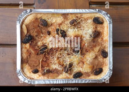 Eine Nahaufnahme von Klapertart, ein typisches Essen aus Manado, Indonesien. Aus jungen Kokosnussfleisch, Zucker, Mehl, Mandeln, Milch, Butter, Eier, Zinn Stockfoto