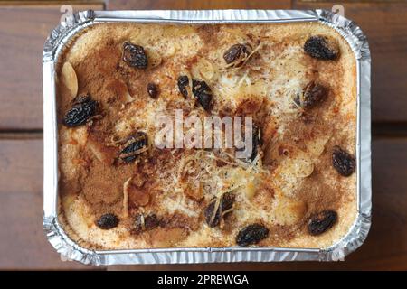 Eine Nahaufnahme von Klapertart, ein typisches Essen aus Manado, Indonesien. Aus jungen Kokosnussfleisch, Zucker, Mehl, Mandeln, Milch, Butter, Eier, Zinn Stockfoto