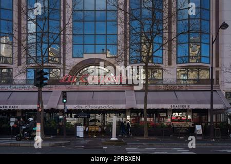 La Coupole, das berühmte französische Restaurant am Boulevard du Montparnasse in Paris, Frankreich. 24. März 2023. Stockfoto