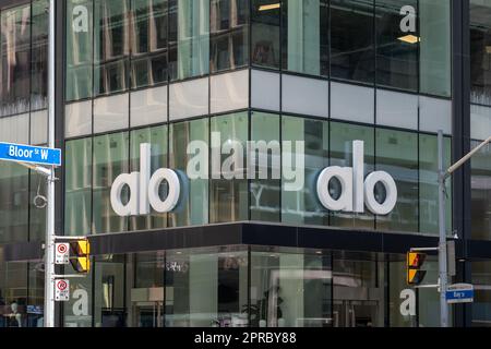 Toronto, ON, Kanada - 26. April 2023: Ein Alo (Alo Yoga) Store an der Ecke Bay und Bloor in Toronto, Kanada. Stockfoto