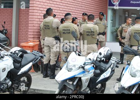 feira de santana, bahia, brasilien - 23. april 2023: Militärpolizisten der Bahia bei Polizeieinsätzen in der Stadt Feira de Santana. Stockfoto