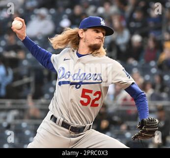 Pittsburgh, Usa. 26. April 2023. Der Los Angeles Dodgers Relief Pitcher Phil Bickford (52) wirft am Mittwoch, den 26. April 2023 in Pittsburgh, während des fünften Inning im PNC Park gegen die Pittsburgh Pirates. Foto: Archie Carpenter/UPI Credit: UPI/Alamy Live News Stockfoto