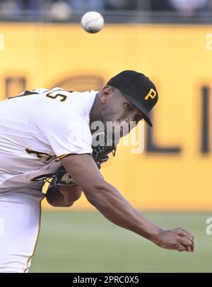 Pittsburgh, Usa. 26. April 2023. Pittsburgh Pirates Pitcher Roansy Contreras (59) wirft am Mittwoch, den 26. April 2023 in Pittsburgh während des Third Inning im PNC Park gegen die Los Angeles Dodgers. Foto: Archie Carpenter/UPI Credit: UPI/Alamy Live News Stockfoto