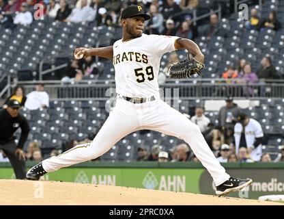 Pittsburgh, Usa. 26. April 2023. Pittsburgh Pirates Pitcher Roansy Contreras (59) wirft während des ersten Inning im PNC Park am Mittwoch, den 26. April 2023 in Pittsburgh gegen die Los Angeles Dodgers. Foto: Archie Carpenter/UPI Credit: UPI/Alamy Live News Stockfoto