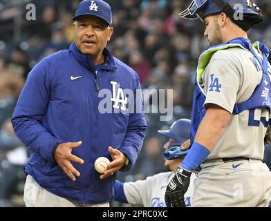 Pittsburgh, Usa. 26. April 2023. Dave Rogers, Manager der Los Angeles Dodgers, besucht den Hügel im fünften Inning gegen die Pittsburgh Pirates im PNC Park am Mittwoch, den 26. April 2023 in Pittsburgh. Foto: Archie Carpenter/UPI Credit: UPI/Alamy Live News Stockfoto