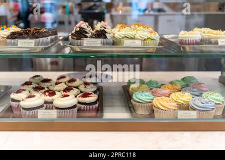 Verschiedene Arten von bunten Tassen Kuchen, die in der Bäckerei verkauft werden. Stockfoto