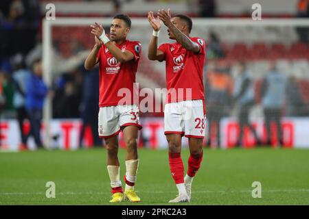 Renan Lodi #32 of Nottingham Forest und Danilo #28 of Nottingham Forest applaudieren den Heimfans nach dem Premier League-Spiel Nottingham Forest vs Brighton and Hove Albion at City Ground, Nottingham, Großbritannien, 26. April 2023 (Foto von Gareth Evans/News Images) Stockfoto
