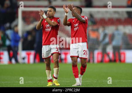 Nottingham, Großbritannien. 26. April 2023. Renan Lodi #32 vom Nottingham Forest und Danilo #28 vom Nottingham Forest applaudieren den Heimfans nach dem Premier League-Spiel Nottingham Forest vs Brighton and Hove Albion at City Ground, Nottingham, Großbritannien, 26. April 2023 (Foto von Gareth Evans/News Images) in Nottingham, Großbritannien, am 4./26. April 2023. (Foto: Gareth Evans/News Images/Sipa USA) Guthaben: SIPA USA/Alamy Live News Stockfoto