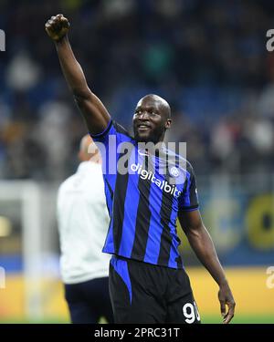 Mailand, Italien. 26. April 2023. Inter Mailands Romelu Lukaku feiert am 26. April 2023 in Mailand am Ende des Italien Cup Halbfinalspiels der zweiten Etappe zwischen Inter Mailand und dem FC Juventus. Kredit: Federico Tardito/Xinhua/Alamy Live News Stockfoto