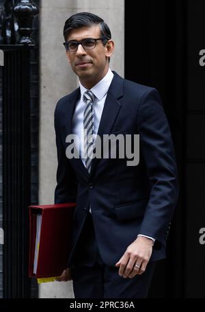 London, Großbritannien. 26. April 2023. Premierminister Rishi Sunak verlässt die Downing Street 10, damit das Parlament die Fragen des Premierministers in London beantworten kann. Kredit: SOPA Images Limited/Alamy Live News Stockfoto