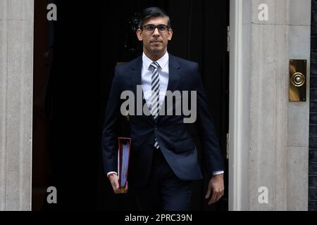 London, Großbritannien. 26. April 2023. Premierminister Rishi Sunak verlässt die Downing Street 10, damit das Parlament die Fragen des Premierministers in London beantworten kann. (Foto: Tejas Sandhu/SOPA Images/Sipa USA) Guthaben: SIPA USA/Alamy Live News Stockfoto