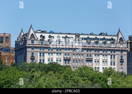 Central Park View: Das Langham (nicht mit dem Hotelunternehmen verwandt) ist ein Apartmentgebäude im Beaux-Arts-Stil mit einer kompletten Blockfront. Stockfoto