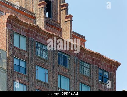 Central Park View: Ein gewölbtes, rotes ägyptisches Cornice, das 336 Central Park West überragt, ein Art déco-Apartment-Gebäude im Stil von Schwartz & Gross. Stockfoto