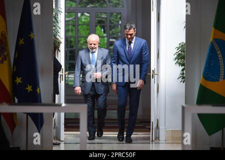 Madrid, Spanien. 26. April 2023. Der spanische Premierminister Pedro Sanchez (R) trifft am 26. April 2023 im La Moncloa Palace in Madrid (Spanien) mit dem brasilianischen Präsidenten Lula da Silva zusammen. Kredit: Gustavo Valiente/Xinhua/Alamy Live News Stockfoto