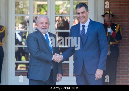 Madrid, Spanien. 26. April 2023. Der spanische Premierminister Pedro Sanchez (R) trifft am 26. April 2023 im La Moncloa Palace in Madrid (Spanien) mit dem brasilianischen Präsidenten Lula da Silva zusammen. Kredit: Gustavo Valiente/Xinhua/Alamy Live News Stockfoto