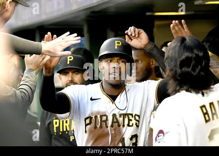 Pittsburgh, Usa. 26. April 2023. Der dritte Baseman der Pittsburgh Pirates Ke'Bryan Hayes (13) feiert am Mittwoch, den 26. April 2023 in Pittsburgh, das fünfte Inning des 8-1-Gewinns gegen die Los Angeles Dodgers im PNC Park. Foto: Archie Carpenter/UPI Credit: UPI/Alamy Live News Stockfoto