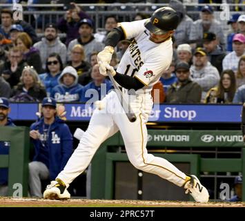 Pittsburgh, Usa. 26. April 2023. Pittsburgh Pirates verließ den Feldspieler Bryan Reynolds (10) und erzielte am Mittwoch, den 26. April 2023 in Pittsburgh beim fünften Inning im PNC Park in Pittsburgh ein Tor gegen die Los Angeles Dodgers. Foto: Archie Carpenter/UPI Credit: UPI/Alamy Live News Stockfoto