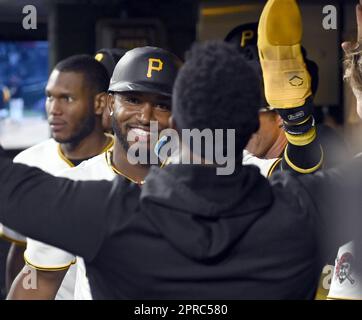 Pittsburgh, Usa. 26. April 2023. Pittsburgh Pirates Shortstop Rodolfo Castro (14) feiert am Mittwoch, den 26. April 2023 in Pittsburgh, das siebte Inning des 8-1-Gewinns gegen die Los Angeles Dodgers im PNC Park. Foto: Archie Carpenter/UPI Credit: UPI/Alamy Live News Stockfoto