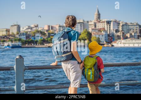 Vater und Sohn Touristen genießen die Skyline von Istanbul in der Türkei, alte Häuser im Viertel Beyoglu mit Galataturm oben, Blick vom Goldenen Horn Stockfoto