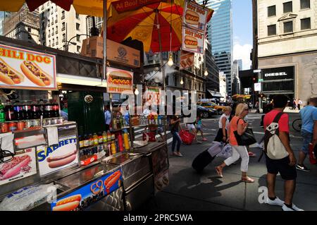 Ein Lieferant von Hot Dog und Bretzeln an der 5. Avenue in Manhattan, New York City, USA. Stockfoto