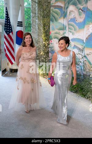 Penny Pritzker, ehemaliger US-Handelsminister, und Vivian Riefberg, kommen zu einem Abendessen auf Einladung von US-Präsident Joe Biden, Und First Lady Dr. Jill Biden zu Ehren von Präsident Yoon Suk Yeol von der Republik Korea und Frau Kim Keon Hee, First Lady von Korea, während eines Staatsbesuchs im Weißen Haus in Washington, DC, am 26. April 2023. Kredit: Chris Kleponis/CNP/MediaPunch Stockfoto