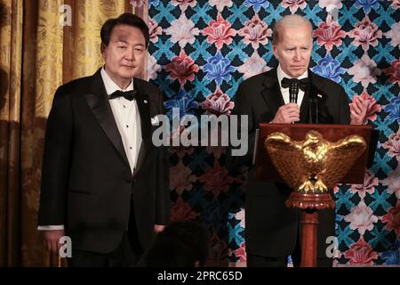 Washington, Usa. 26. April 2023. Präsident Yoon Suk-Yeol der Republik Korea und der USA Präsident Joe Biden spricht anlässlich des State Dinner im East Room des Weißen Hauses in Washington, DC, am Mittwoch, den 26. April 2023 an. Foto: Oliver Contreras/UPI Credit: UPI/Alamy Live News Stockfoto