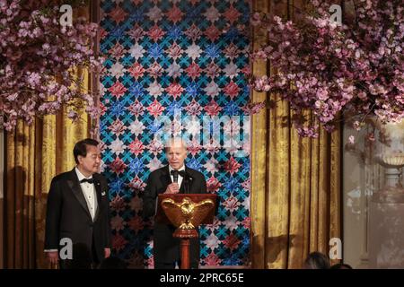 Washington, Usa. 26. April 2023. Präsident Yoon Suk-Yeol der Republik Korea und der USA Präsident Joe Biden spricht anlässlich des State Dinner im East Room des Weißen Hauses in Washington, DC, am Mittwoch, den 26. April 2023 an. Foto: Oliver Contreras/UPI Credit: UPI/Alamy Live News Stockfoto