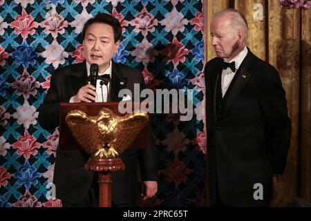 Washington, Usa. 26. April 2023. Präsident Yoon Suk-Yeol der Republik Korea und der USA Präsident Joe Biden spricht anlässlich des State Dinner im East Room des Weißen Hauses in Washington, DC, am Mittwoch, den 26. April 2023 an. Foto: Oliver Contreras/UPI Credit: UPI/Alamy Live News Stockfoto