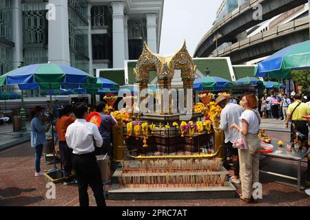 Thailänder beten am Erawan-Schrein in chid Lom, Bangkok, Thailand. Stockfoto