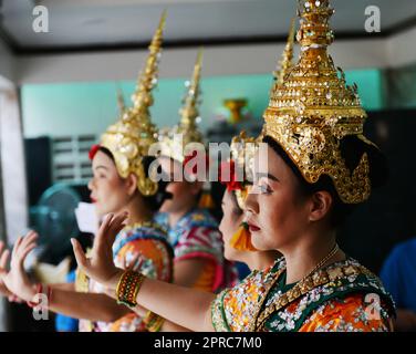 Thailändische Tänzer treten am Erawan-Schrein im Zentrum von Bangkok, Thailand, vor. Stockfoto