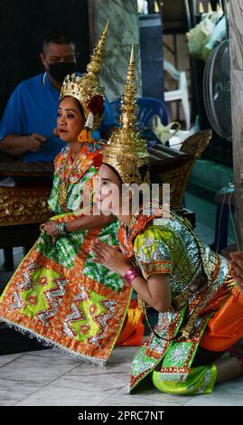 Thailändische Tänzer treten am Erawan-Schrein im Zentrum von Bangkok, Thailand, vor. Stockfoto