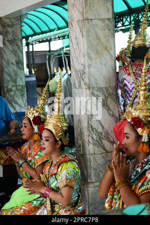 Thailändische Tänzer treten am Erawan-Schrein im Zentrum von Bangkok, Thailand, vor. Stockfoto