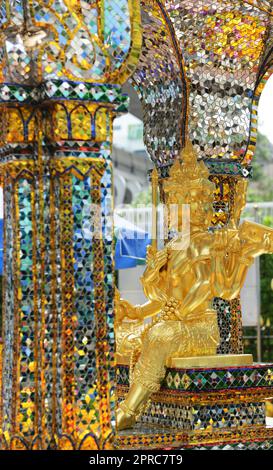 Statue des Lord Maha Brahma am Erawan-Schrein in Chid Lom, Bangkok, Thailand. Stockfoto