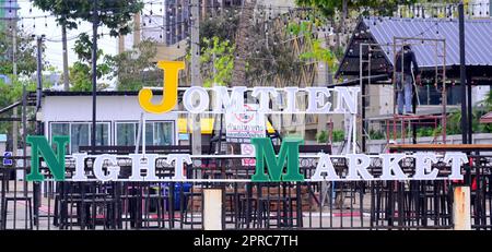 Unterschreiben Sie am Jomtien Night Market an der Küstenstraße in Jomtien, Pattaya, Thailand. Stockfoto