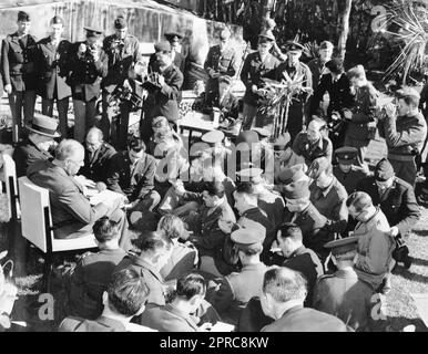 Konferenz von Casablanca in Casablanca, Französisch-Marokko, Afrika. Die Ankündigung der bedingungslosen Kapitulation. Präsident Roosevelt mit Premierminister Winston Churchill an seiner Seite, der den versammelten Kriegskorrespondenten am 1943. Januar vorliest Stockfoto