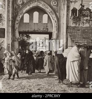 Bab-el-Faes oder Outer Town Gate zwischen der Main Street und dem Outer Market, Tanger, Marokko. 1908 Stockfoto