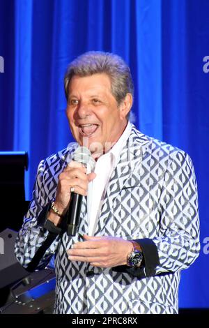 22. April 2023, Atlantic City, New Jersey, USA: FRANKIE AVALON tritt im Golden Nugget auf. (Kreditbild: © Donald Kravitz/ZUMA Press Wire) NUR REDAKTIONELLE VERWENDUNG! Nicht für den kommerziellen GEBRAUCH! Stockfoto