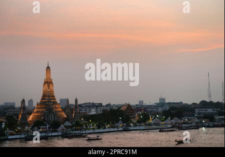 Wat Arun ( Tempel der Morgenröte ) am Ufer des Chao Phraya Flusses in Bangkok, Thailand. Stockfoto