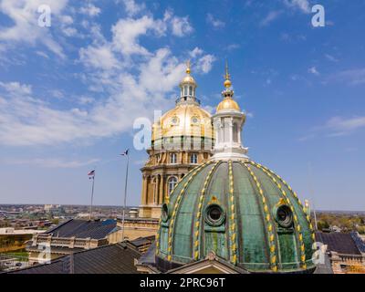 Luftaufnahme des State Capitol Complex in des Moines, Iowa, USA an einem wunderschönen Frühlingstag. Stockfoto