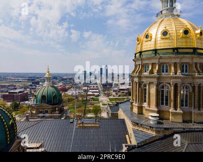 Luftaufnahme des State Capitol Complex in des Moines, Iowa, USA an einem wunderschönen Frühlingstag. Stockfoto