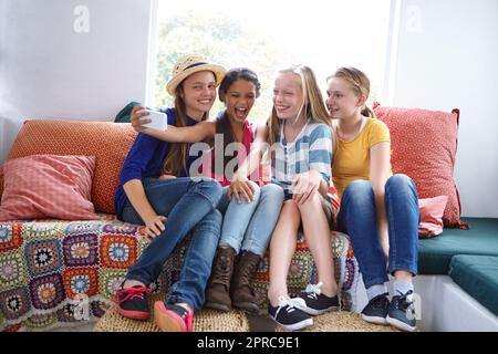 One..two...three...best Freunde für immer. Eine Gruppe von Teenager-Freunden, die zusammen ein Selfie machen. Stockfoto