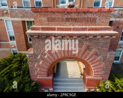 Der Alte Main. Luftaufnahme der Drake University an einem wunderschönen Frühlingsabend. Des Moines, Iowa, USA. Stockfoto