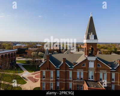 Der Alte Main. Luftaufnahme der Drake University an einem wunderschönen Frühlingsabend. Des Moines, Iowa, USA. Stockfoto