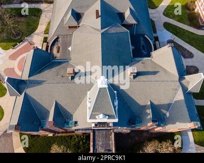 Der Alte Main. Luftaufnahme der Drake University an einem wunderschönen Frühlingsabend. Des Moines, Iowa, USA. Stockfoto