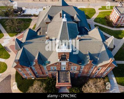 Der Alte Main. Luftaufnahme der Drake University an einem wunderschönen Frühlingsabend. Des Moines, Iowa, USA. Stockfoto