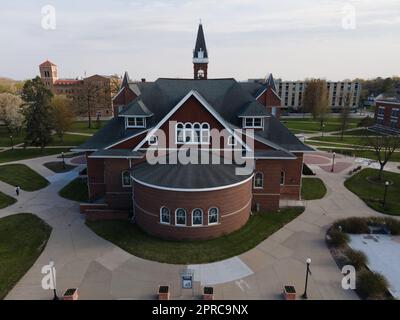 Der Alte Main. Luftaufnahme der Drake University an einem wunderschönen Frühlingsabend. Des Moines, Iowa, USA. Stockfoto