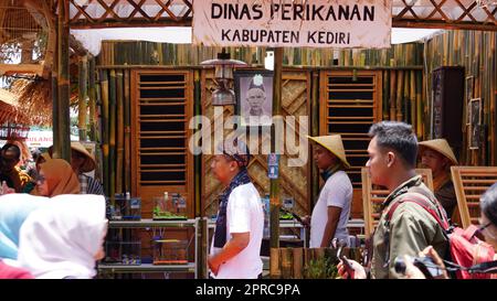 Der Besucher von Pameran Jadul. Pameran Jadul ist ein indonesischer Basar zur Feier des Jubiläums von Kediri Stockfoto