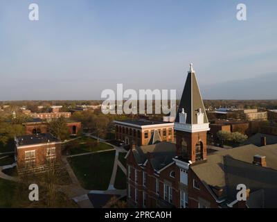 Der Alte Main. Luftaufnahme der Drake University an einem wunderschönen Frühlingsmorgen. Des Moines, Iowa, USA. Stockfoto