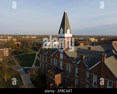 Der Alte Main. Luftaufnahme der Drake University an einem wunderschönen Frühlingsmorgen. Des Moines, Iowa, USA. Stockfoto